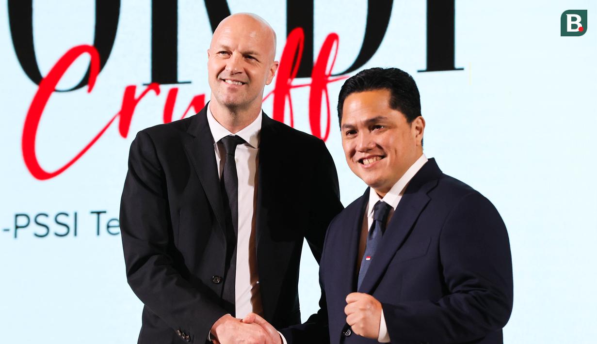Jordi Cruyff (kiri) bersama Erick Thohir (kiri) dalam acara perkenalan dirinya sebagai penasihat teknik PSSI di Hotel Mulia Senayan, Jakarta, Selasa (11/3/2025) sore. (Bola.com/Abdul Aziz)