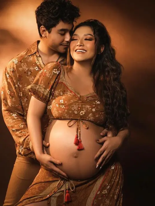 Ini potret maternity shoot Siti Badriah bersama sang suami, Krisjiana. Dalam pemotretan ini, penyanyi dangdut ini menggandeng fotografer terkenal yaitu Rio Motret. (Instagram/riomotret).