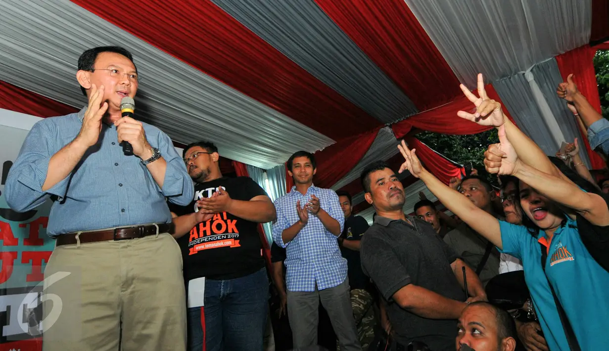 Gubernur DKI Basuki  Tjahaja Purnama menghadiri penghitungan satu juta KTP di Sekretariat TemanAhok, Jakarta, Minggu (19/6). TemanAhok berhasil mengumpulkan satu juta KTP dukungan bagi pencalonan Ahok dalam Pilgub Jakarta 2017. (Liputan6.com/Yoppy Renato)
