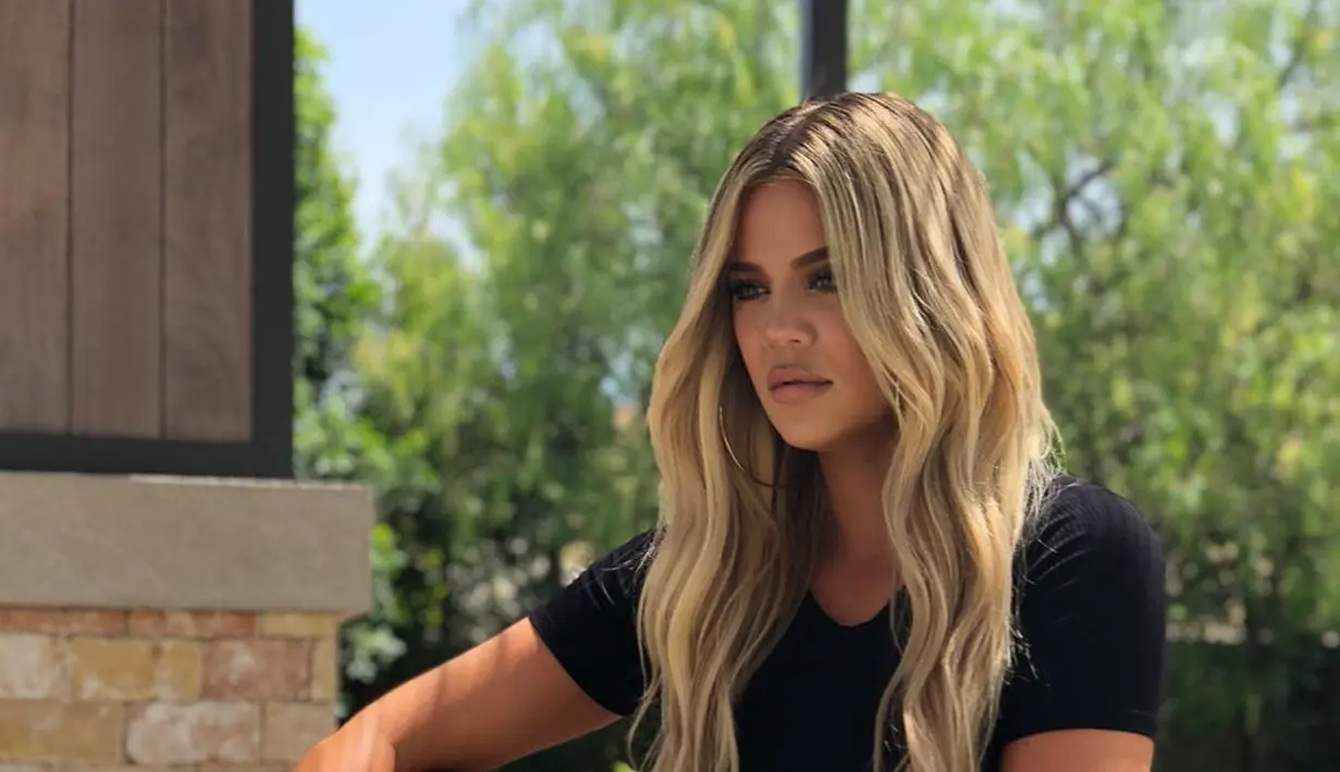 Khloe Kardashian sepertinya nggak takut untuk mengaku bahwa dirinya tak bahagia dengan bentuk hidung alaminya. (instagram/khloekardashian)