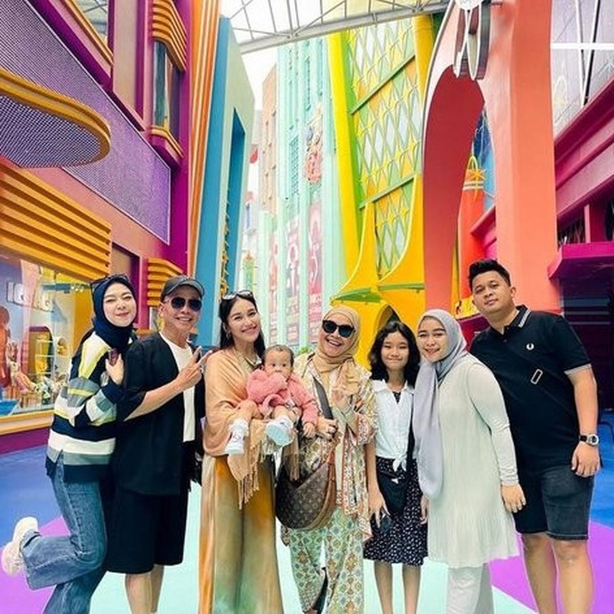 Hadir di Pemakaman Ponakan yang Meninggal Dunia, Intip Potret Kebersamaan Ayu Ting Ting dan Sang Adik Syifa