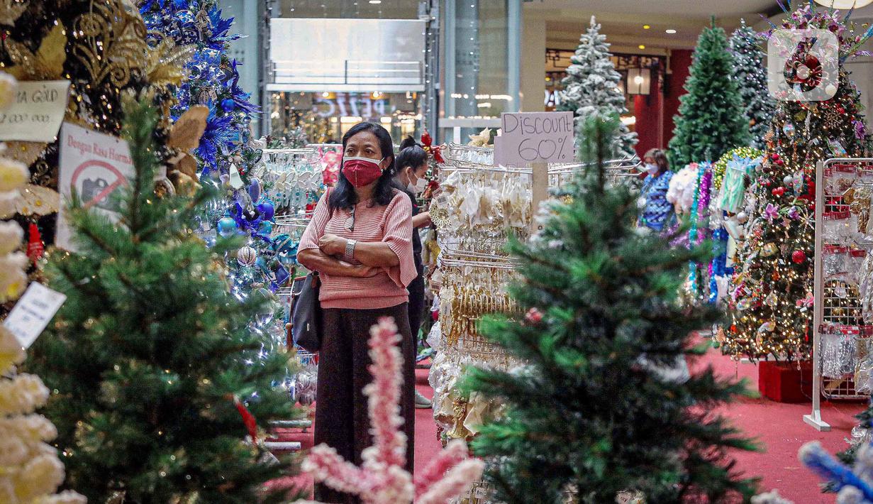 Calon pembeli memilih pernak-pernik Natal di Mal Artha Graha, Jakarta, Sabtu (4/12/2021). Jelang perayaan Natal 25 Desember sejumlah mal di ibukota mulai menjual berbagai kebutuhan Natal mulai dari pernak-pernik hingga pohon Natal dengan kisaran harga Rp10.000-Rp5 juta. (Liputan6.com/Faizal Fanani)