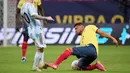 Momen Lionel Messi mengalami luka terjadi pada menit ke-54. Saat itu La Pulga, mendapatkan tekel keras dari bek Kolombia, Frank Fabra. (Foto:AFP/Nelson Almeida)