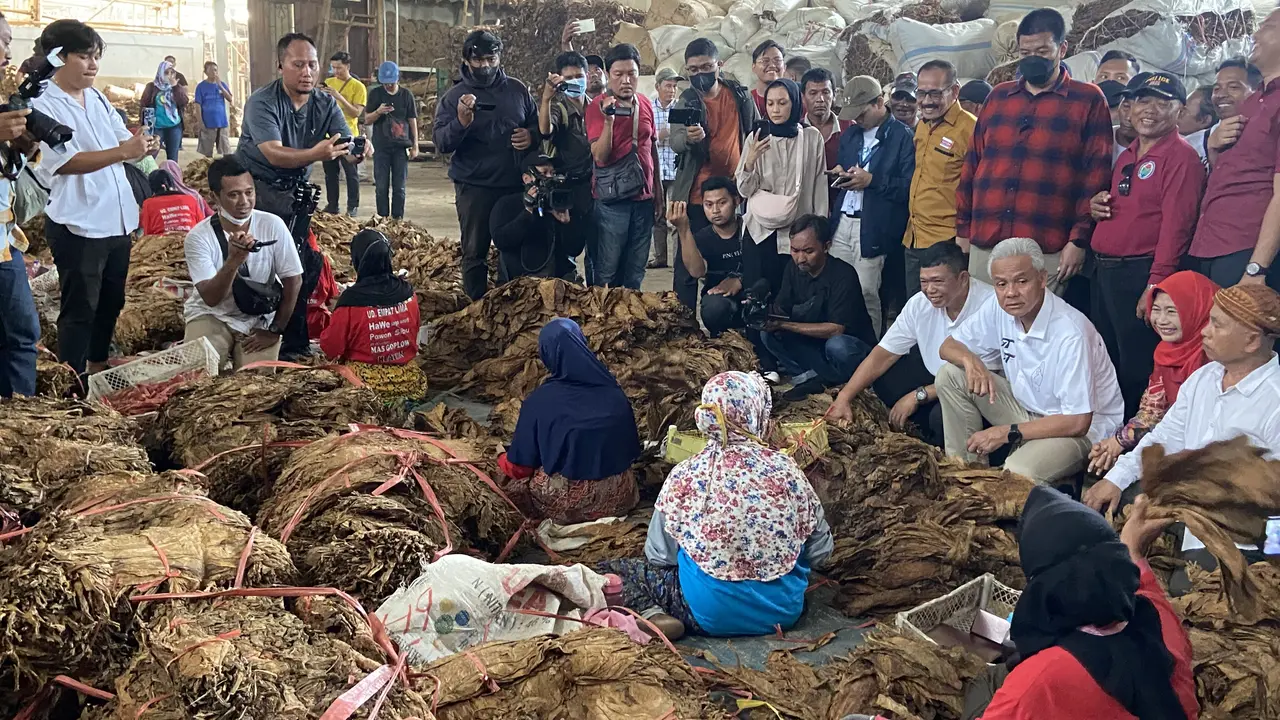 Calon presiden nomor urut tiga Ganjar Pranowo saat berkunjung ke Gudang Tembakau Empatlima di Klaten, Jawa Tengah, Rabu (27/12/2023). (Liputan6.com/Muhammad Radityo Proyasmoro)