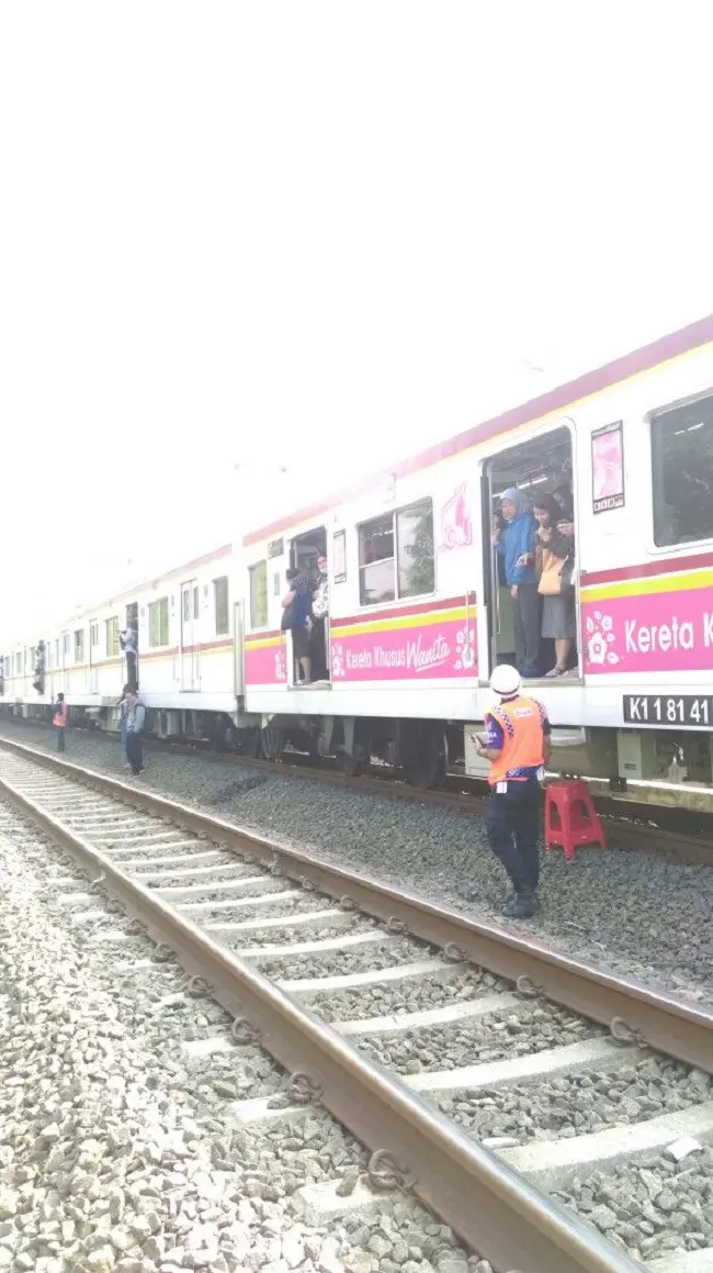 Penumpang KRL Commuterline banyak yang memilih turun dari kereta dan memilih melanjutkan perjalanan dengan transportasi umum lain. (Foto: Karla Farhana/Bintang.com)