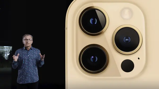 Wakil Presiden Senior Pemasaran iPhone Dunia Greg “Joz” Joswiak memperkenalkan iPhone 12 Pro saat acara Apple di Apple Park, Cupertino, California, Amerika Serikat, 13 Oktober 2020. Apple meluncurkan seri iPhone 12 yang mendukung teknologi seluler 5G. (Apple Inc./AFP)
