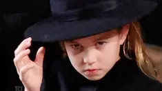 Di acara pemakaman, Putri Charlotte mengenakan perhiasan pemberian nenek buyutnya, Ratu Elizabeth II. Ia menyematkan bros berlian dengan bentuk tapal kuda pada dress hitam yang digunakannya.
Seperti apa potretnya? Simak video berikut ini.
