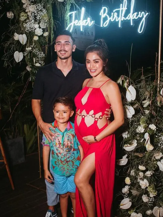 Jessica Iskandar baru saja merayakan ulang tahunnya ke-34 pada Sabtu, (29/1/2022). Momen kebahagiaanya saat merayakan pesta ulang tahun pun diunggah di Instagram. (Instagram/inijedar).