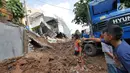 Anak-anak melihat kondisi tanah longsor di Perumahan Pesona Kalisari, Pasar Rebo, Jakarta, Selasa (27/11). Intensitas hujan yang tinggi mengakibatkan sebidang tanah di wilayah tersebut longsor. (Liputan6.com/Herman Zakharia)