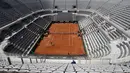 Suasana jalannya pertandingan babak pertama antara petenis Italia Jannik Sinner dan petenis Prancis Ugo Humbert pada turnamen tenis Italia Terbuka di Foro Italico, Roma, Selasa (10/5/2021). Pertandingan tersebut dimainkan tanpa penonto karena pembatasan COVID-19. (AP Photo/Alessandra Tarantino)