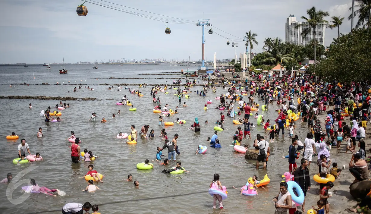 Sejumlah kawasan wisata di ibukota termasuk Taman Impian Jaya Ancol menjadi tujuan wisata masyarakat menghabiskan libur panjang dan libur Natal 2016, Jakarta, Minggu (25/12). (Liputan6.com/Faizal Fanani)