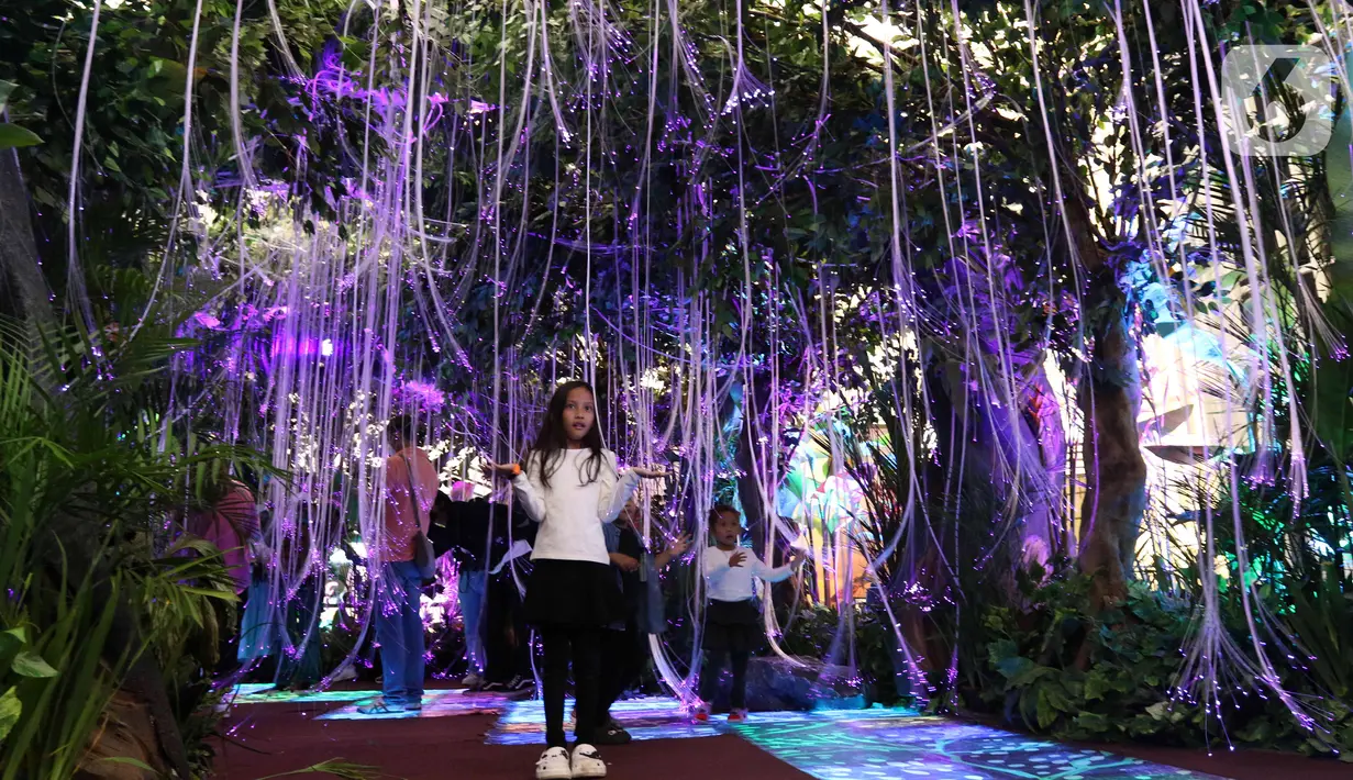Anak-anak menjelajahi dunia pandora ala Avatar di Senayan City, Jakarta, Senin (14/12/2022). Senayan City menghadirkan Festive Season – The Festive Mood mulai tanggal 12 Desember – 8 Januari 2023, salah satunya Avatar Pandora Experience. (Liputan6.com/Herman Zakharia)