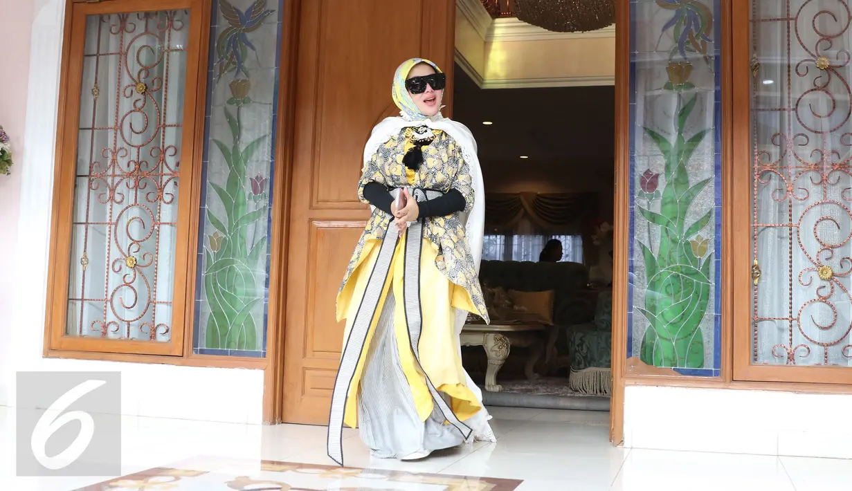Penyanyi Syahrini bersiap berangkat menuju tempat salat Idul Adha 1437 H di taman Tanah Sereal, Bogor, Senin (12/9). Syahrini memakai baju muslim bermotif, dilengkapi dengan luaran warna putih plus kacamata hitam. (Liputan6.com/Herman Zakharia)