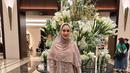 Kartika Putri buktikan tampil dengan hijab Syar'i juga bisa elegan dalam baju terusan [@kartikaputriworld]