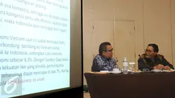 Direktur Kerjasama Luar Negeri BNP2TKI, Fachry Sulaiman(kiri) berbincang dengan Direktur Pementaan dan Harmonisasi Kualitas TKLN, Naekma saat Penajaman Cetak Biru Kedeputian KLNP 2016-2019 di Bogor, Kamis (10/12/2015). (Liputan6.com/Helmi Fithriansyah)