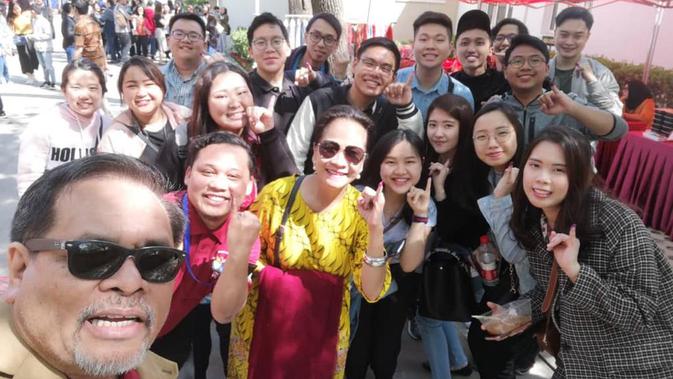 Duta besar Indonesia untuk China dan Mongolia, Djauhari Oratmangun, berswafoto bersama para pemilih di halaman KBRI Beijing. (KBRI Beijing)