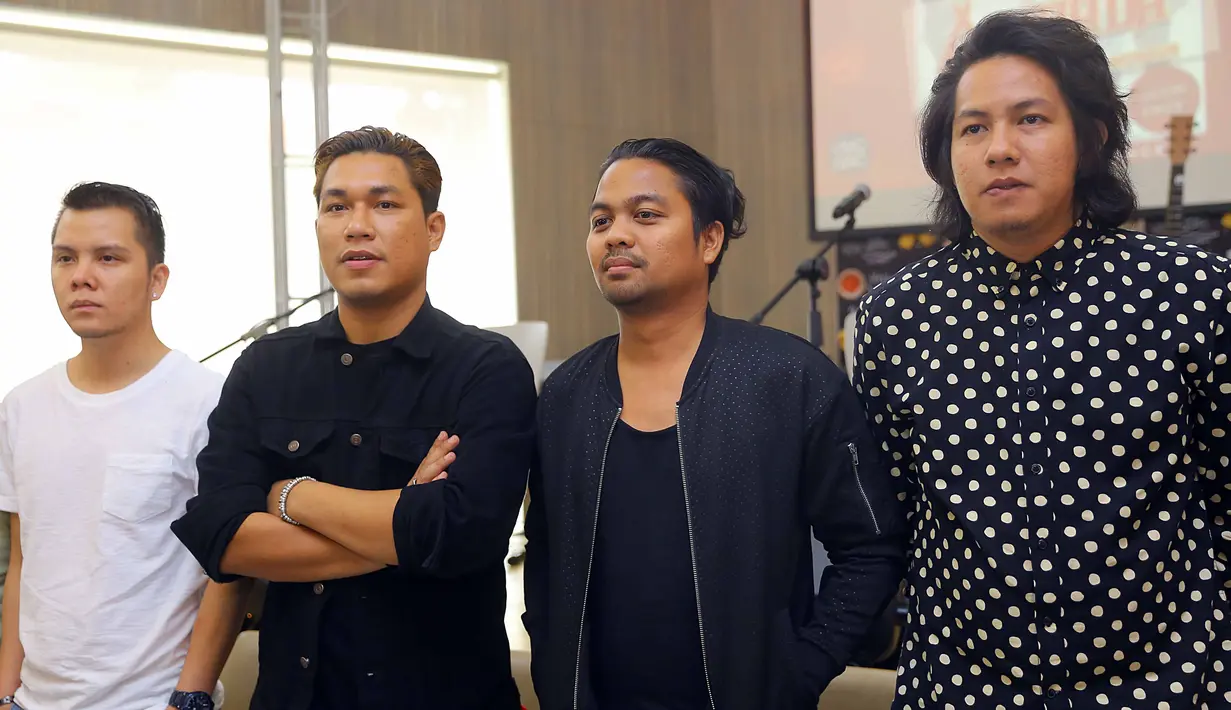 "Makanya kenapa judul albumnya Maju Terus Pantang Mundur ya itu doa. Ini juga statement untuk anak-anak band yang baru untuk bisa terus berkarya aja," lanjut Rizal. (Nurwahyunan/Bintang.com)