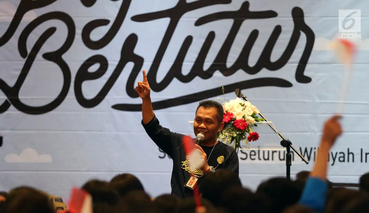 Kakanwil Dirjen Pajak Jakarta Barat Budi Susanto berdialog dengan peserta saat memberikan sosialisasi tentang Pajak Bertutur di Jakarta, Jumat (11/8). (Liputan6.com/Johan Tallo)