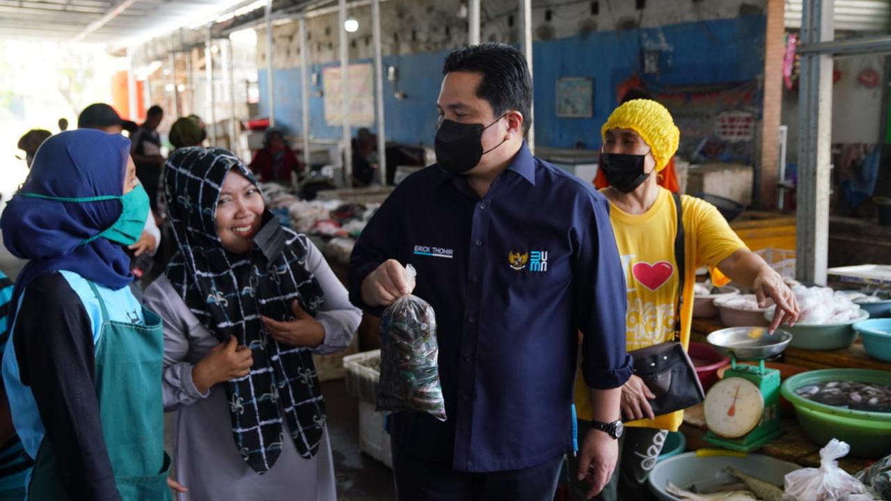 Menteri BUMN, Erick Thohir saat menyambangi kampung nelayan di Blanakan, Subang, Jawa Barat, Sabtu (28/8).