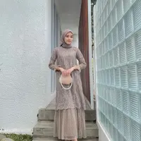 Gamis kombinasi kain brokat, satin, dan tulle di bagian bawah ini terlihat trendy. (Instagram/vinamulina).