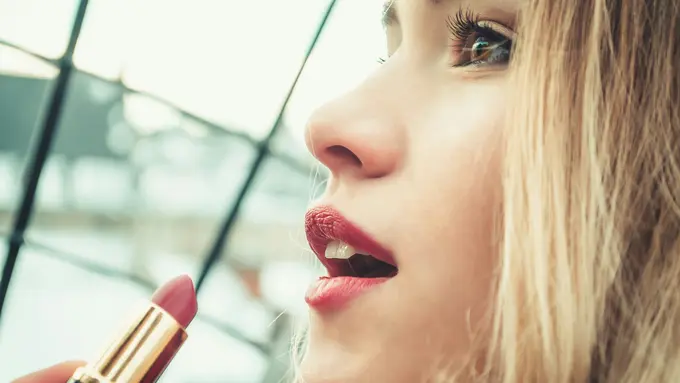 Pilih Lipstik Berwarna Nude