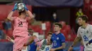 Kiper Porto, Agustin Marchesin (kiri) menangkap bola dari ancaman pemain Chelsea dalam laga leg kedua perempatfinal Liga Champions 2020/2021 di Ramon Sanchez Pizjuan Stadium, Sevilla, Selasa (13/4/2021). Porto menang 1-0 atas Chelsea. (AFP/Cristina Quicler)