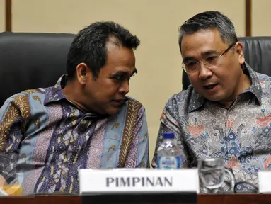 Menteri Desa  Pembangunan Daerah Tertinggal  dan Transmigrasi Eko Putro Sandjojo (kanan) bersama Ketua Fraksi Partai Gerindra Ahmad Muzani saat menghadiri bedah buku di Kompleks Parlemen, Senayan, Jakarta, (28/7).(Liputan6.com/Johan Tallo)