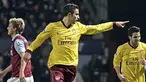 Striker Arsenal Robin van Persie sesudah mencetak gol dalam partai Liga Premier melawan West Ham di Upton Park pada 15 Januari 2011. AFP PHOTO/IAN KINGTON