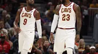 LeBron James (kanan) kembali tampil memperkuat Cleveland Cavaliers setelah absen pada tiga laga pramusim NBA, Rabu (11/10/2017) pagi WIB. (NBA)