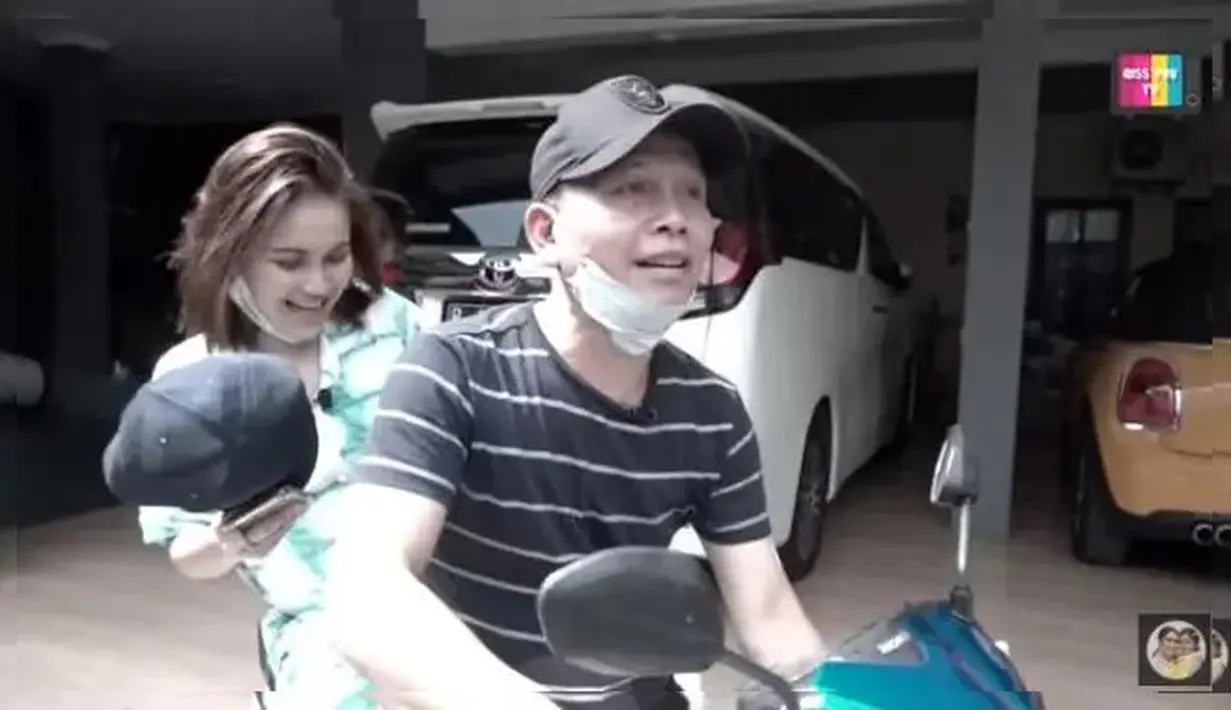 Memilih naik motor saat ke pasar bersama sang ayah Abdul Rozak. Meski banyak mobil di rumahnya, ia memilih roda dua untuk menghindari macet. [Youtube/Qiss You TV]