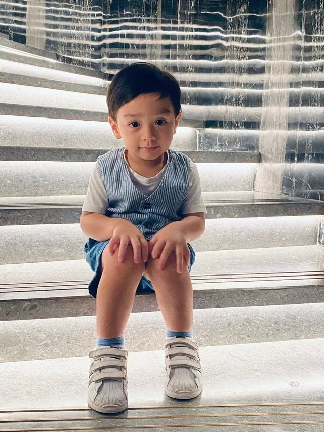 Potret Air Rumi Anak Sulung Irish Bella yang Makin Pintar Bergaya saat di Foto