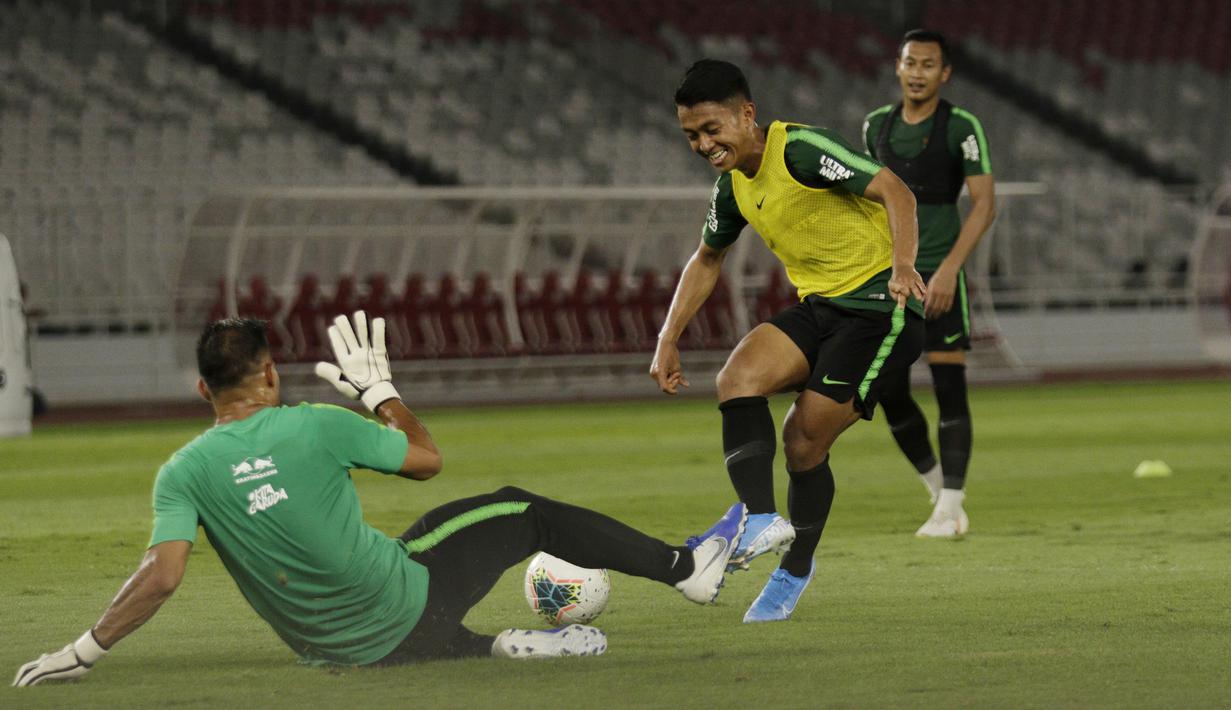 Pemain Timnas Indonesia, Febri Haryadi, saat latihan jelang laga kualifikasi Piala Dunia di SUGBK, Jakarta, Senin (2/9). Indonesia akan berhadapan dengan Malaysia. (Bola.com/M Iqbal Ichsan)