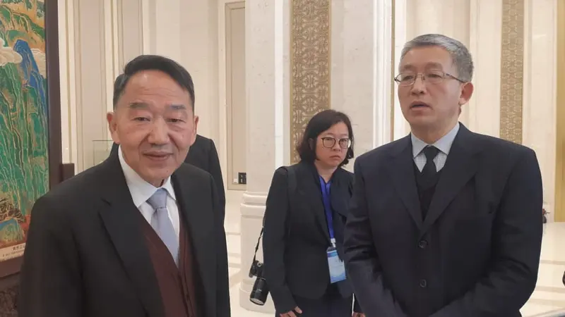 Wakil Menteri Departemen Publisitas China (CPCPD), Jiang Jianguo (kiri) berbicara melalui penerjemah (kanan) kepada jurnalis Indonesia di Beijing (20/2/2019) (Rizki Akbar Hasn / Liputan6.com)