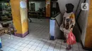 Warga beraktifitas di unit rumah di Rusun Bendungan Hilir 2, Jakarta, Senin (4/5/2020). Kebijakan itu diambil karena banyaknya penghuni rusun yang tidak mampu membayar sewa akibat wabah yang disebabkan virus corona. (Liputan6.com/Faizal Fanani)