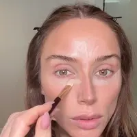 Makeup Artist (MUA) andalan Kendall Jenner dan Hailey Bieber, Mary Phillips bagikan tips membuat underpainting makeup ala Kendall dan Hailey. Seperti apa? Yuk, intip! [TikTok/@makeupbymaryphillips]