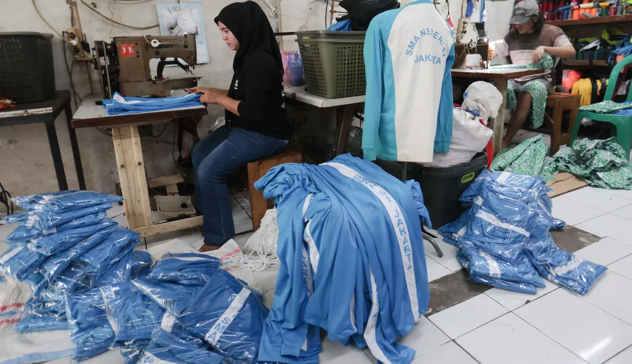 Pelaku UMKM binaan Dinas Koperasi, menyelesaikan produksi seragam sekolah di kawasan PIK Pulogadung, Jakarta, Jumat (3/7/2026). Permintaan seragam meningkat hingga kapasitas produksi mencapai 1.000 potong untuk berbagai pesanan. (Kapanlagi.com/Budy Santoso)