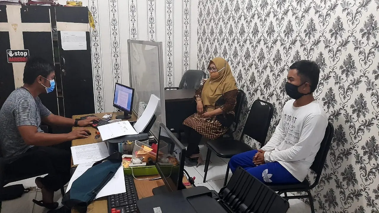 Tersangka pengedar narkoba golongan 1 tembakau sintentis diperiksa penyidik Polresta Banyumas. (Foto: Liputan6com/Polresta Banyumas)
