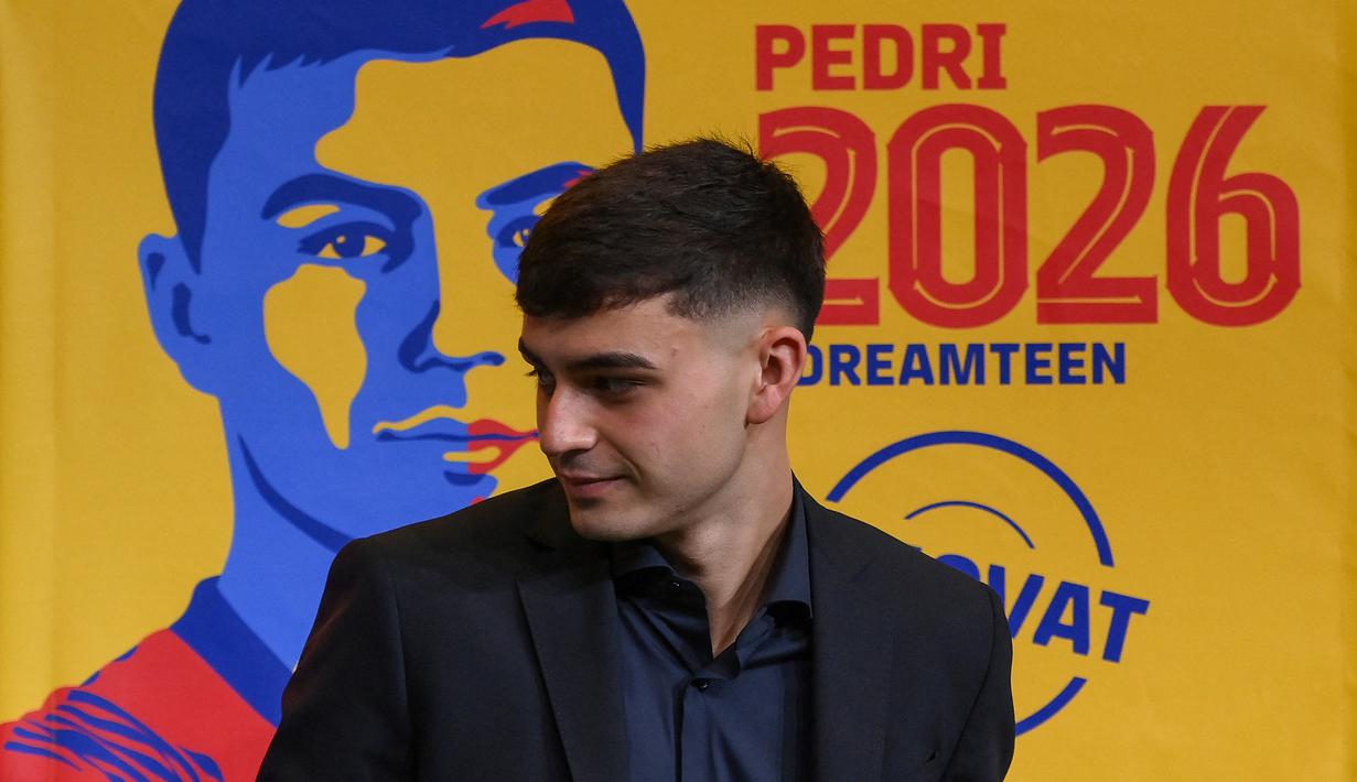 Pedri. Serupa dengan Ansu Fati, Pedri juga baru saja memperpanjang kontraknya di Barcelona hingga Juni 2026. Otomatis, gajinya yang hanya 34 ribu pounds per pekan akan mengalami kenaikan. Semua tak lepas dari performa apiknya bersama Timnas Spanyol di ajang Euro dan Olimpiade. (AFP/Lluis Gene)