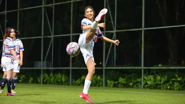 Punya Tendangan Kung Fu, Ini 6 Potret Soraya Rasyid Saat Main Bola