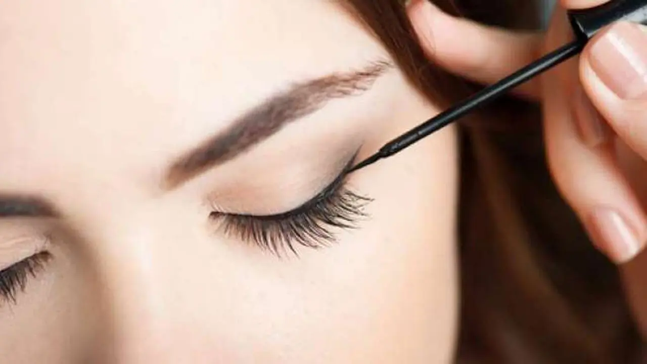 Menarik! Lagi Tren Memakai Eyeliner dengan Lem Perekat