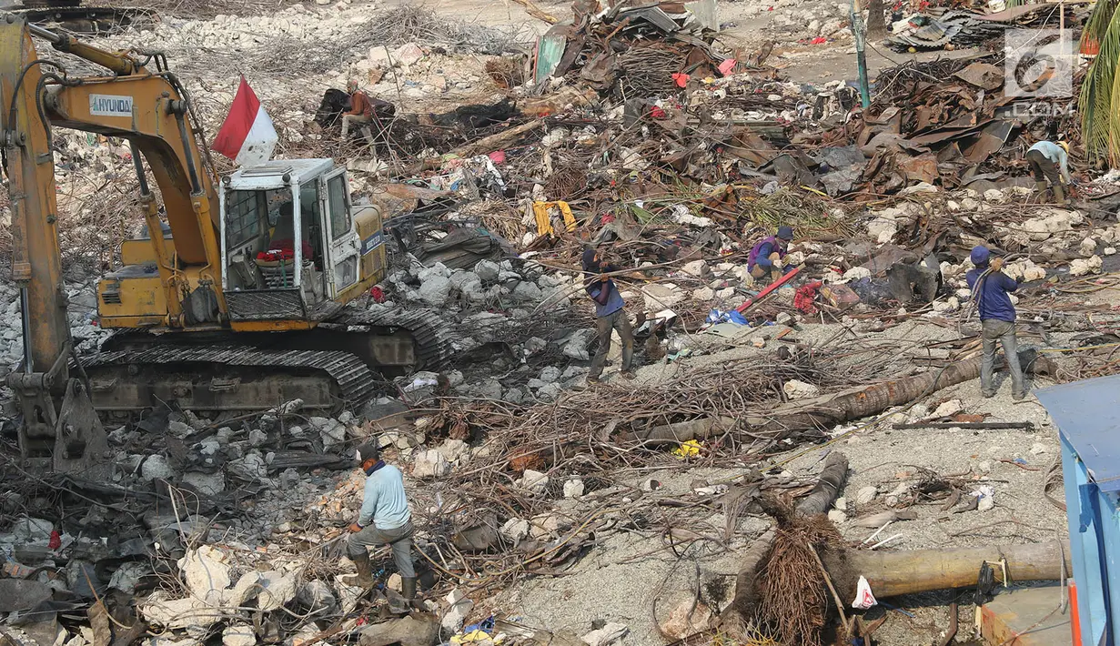 Pekerja menyelesaikan proyek revitalisasi Pasar Senen di Jakarta, Senin (11/9). Pemprov DKI menyiapkan anggaran sebesar Rp116,9 miliar untuk revitalisasi Pasar Senen Blok I dan Blok II yang terbakar pada Januari 2017. (Liputan6.com/Immanuel Antonius)