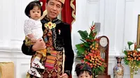 Tampilan Jokowi sekeluarga dalam baju adat Bali. Sumber foto: Instagram Joko Widodo.
