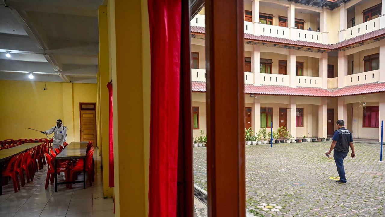 FOTO: Pencegahan Dini Flu, BPBD Aceh 'Cuci' Asrama Sekolah dengan Disinfektan