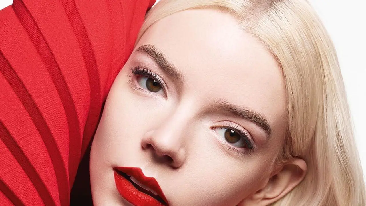 6 Potret Dilraba Dilmurat-Anya Taylor Joy Pakai Lipstik Merah Merona di Kampanye Terbaru Dior ‘The Legend in Images’