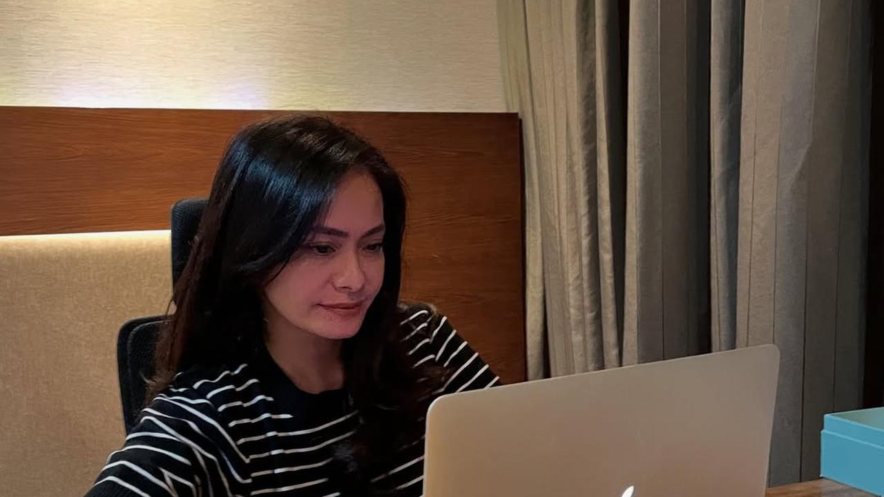 Kuliah Lagi, Ini 7 Potret Ersa Mayori saat Nugas - Akui Keteteran Bagi Waktu Jadi Ibu, Mahasiswa dan Kerjaan