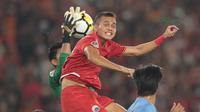 Aksi pemain Persija Jakarta, Rezaldi Hehanusa berusaha menghalau bola dari tangan kiper JDT pada laga Piala AFC 2018 di Stadion Utama Gelora Bung Karno, Jakarta, Selasa (10/4/2018). Persija Jakarta menang 4-0.  (Bola.com/Nick Hanoatubun)