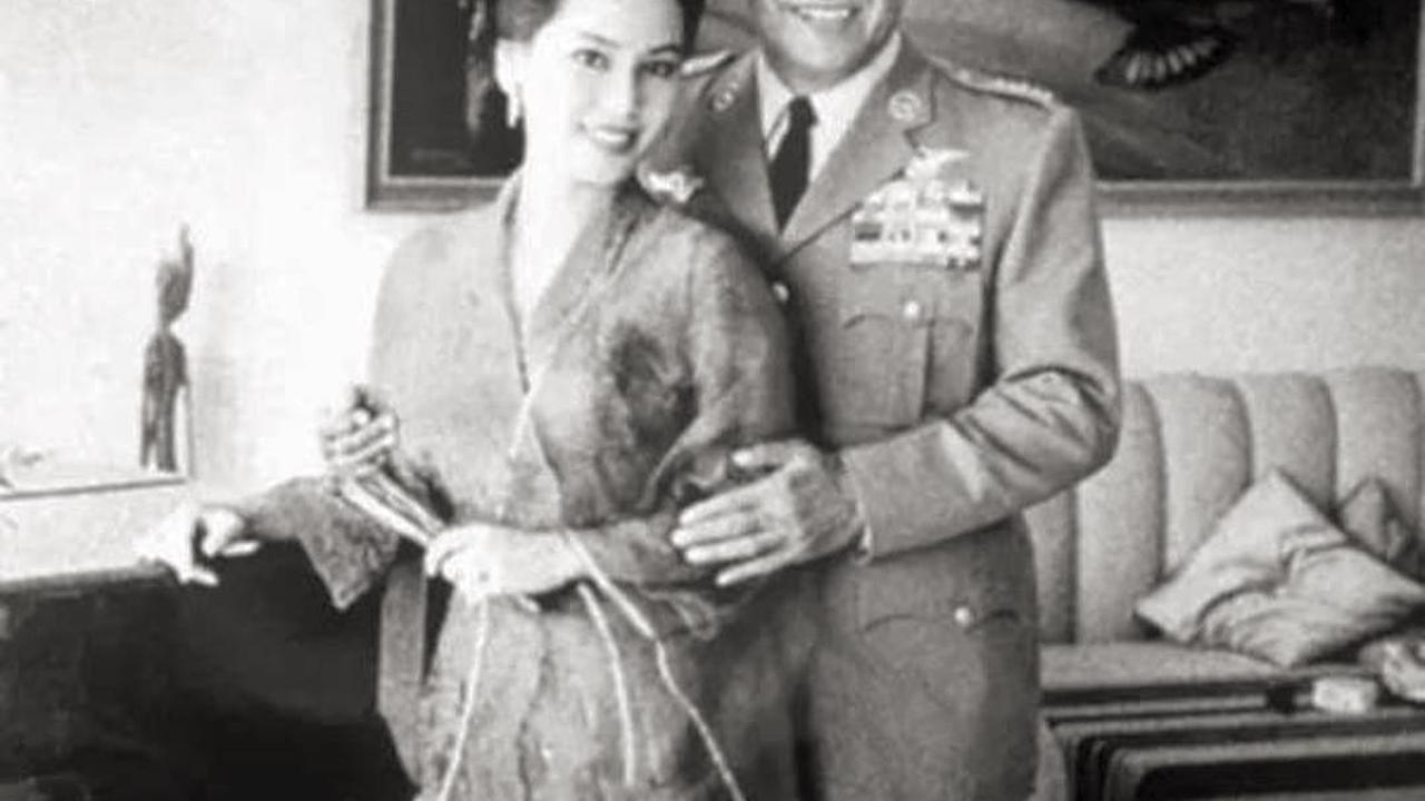 "Mengapa engkau marah pada saya? Ini membuatku sedih dan putus asa. Kekasih, tenanglah. Dewi manis, tenanglah," isi surat Bung Karno tengah membujuk Dewi Soekarno yang sedang ngambek.<br>