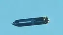 Gambar dari video SpaceX ini menunjukkan prototipe roket Starship SN8 milik SpaceX lepas landas selama uji uji coba peluncuran di fasilitas perusahaan di Boca, Chica, Texas pada Rabu (9/12/2020). Roket SpaceX meledak saat melakukan pendaratan usai menyelesaikan uji terbang. (HO/SPACEX/AFP)