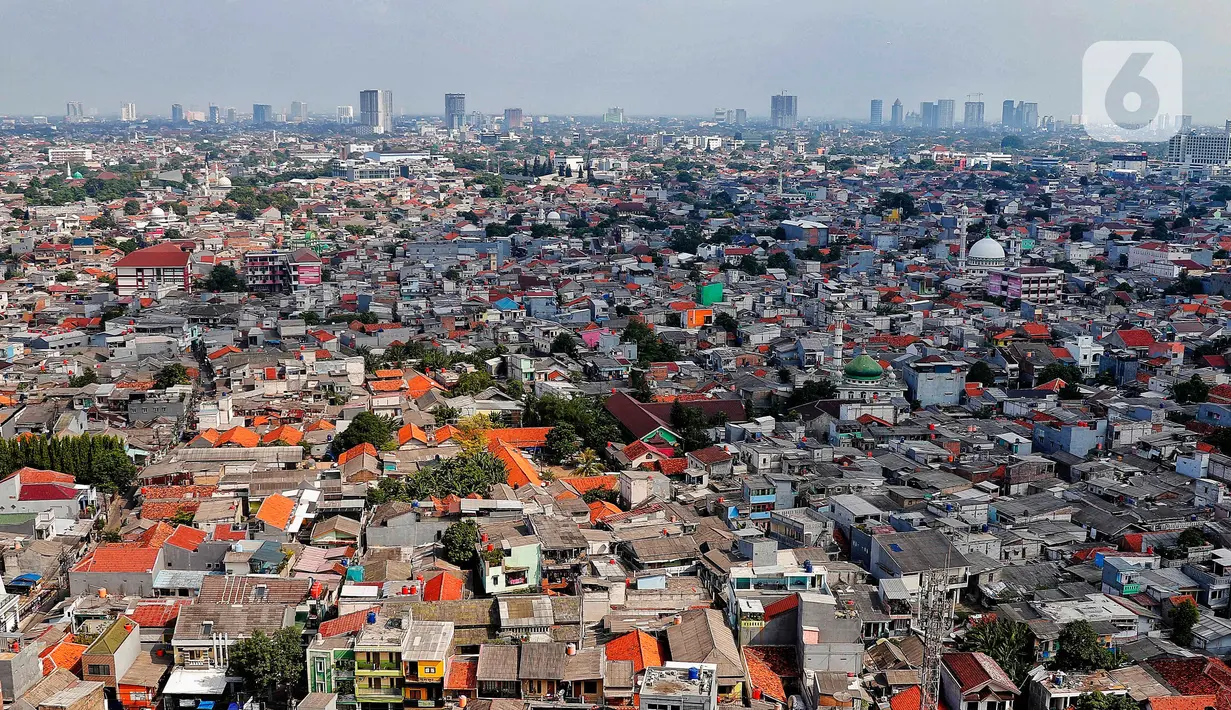 Dengan jumlah penduduk yang mencapai 11,24 juta jiwa, Jakarta tercatat berada pada posisi 28 kota terpadat di dunia dari total 781 kota yang didata oleh World Population Review. (Liputan6.com/Angga Yuniar)