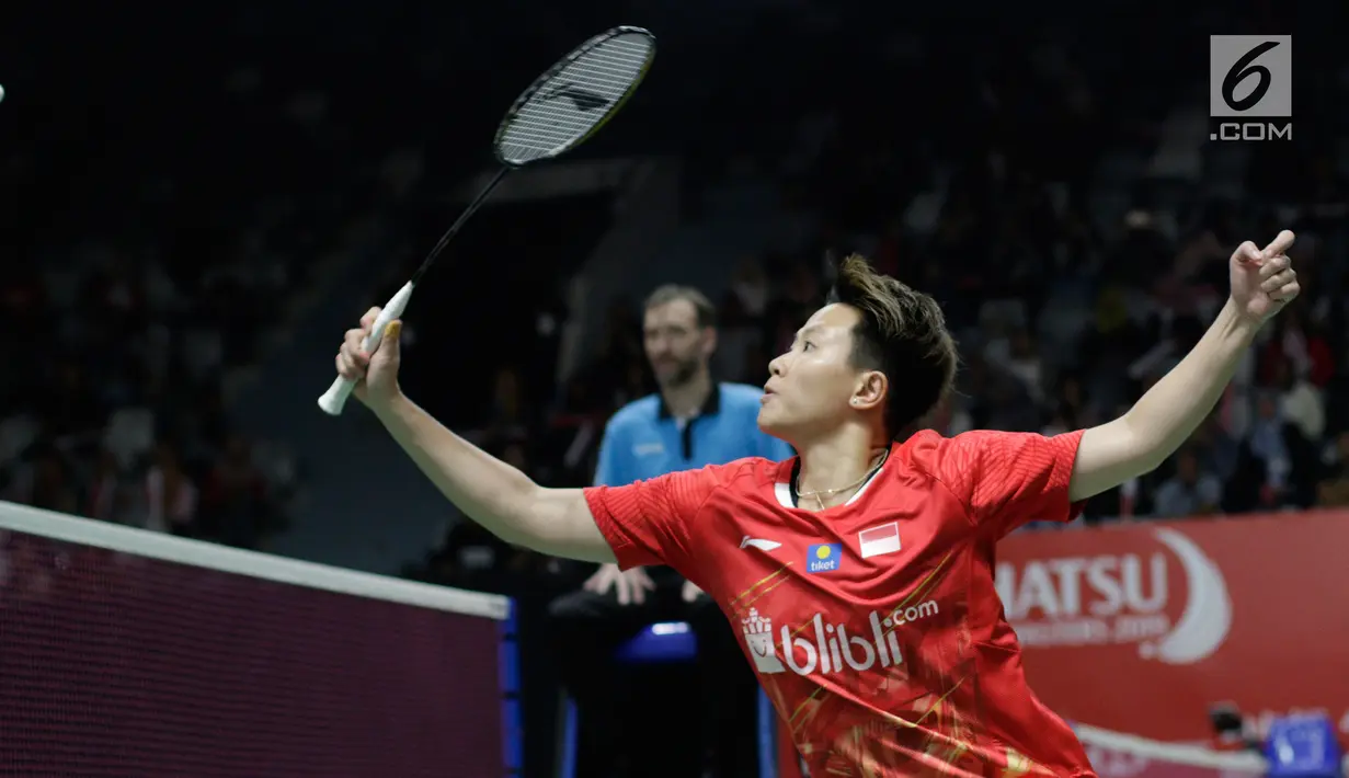 Pebulutangkis Indonesia, Lilyana Natsir saat melawan wakil India, Pranaav Jerry Chopra/Reddy N. Sikki pada Indonesia Masters 2019 di Istora Senayan, Jakarta, Selasa (22/1). Indonesia menang 21-15 21-15. (Bola.com/M Iqbal Ichsan)